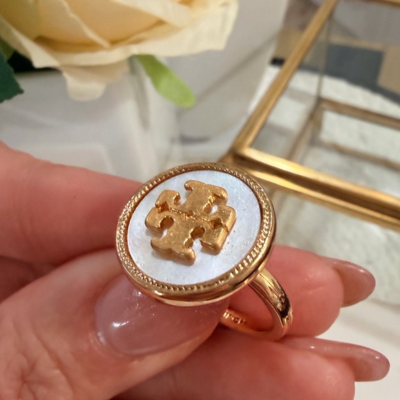 Tory Burch ICON Gold Mother of Pearl CIRCLE Ring - NWT/Dust Bag size 8 - Picture 4 of 7